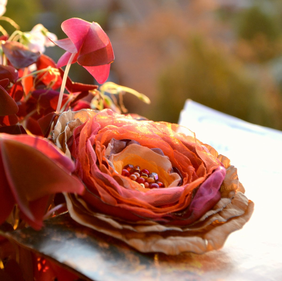 Brož i květ do vlasů Meddy