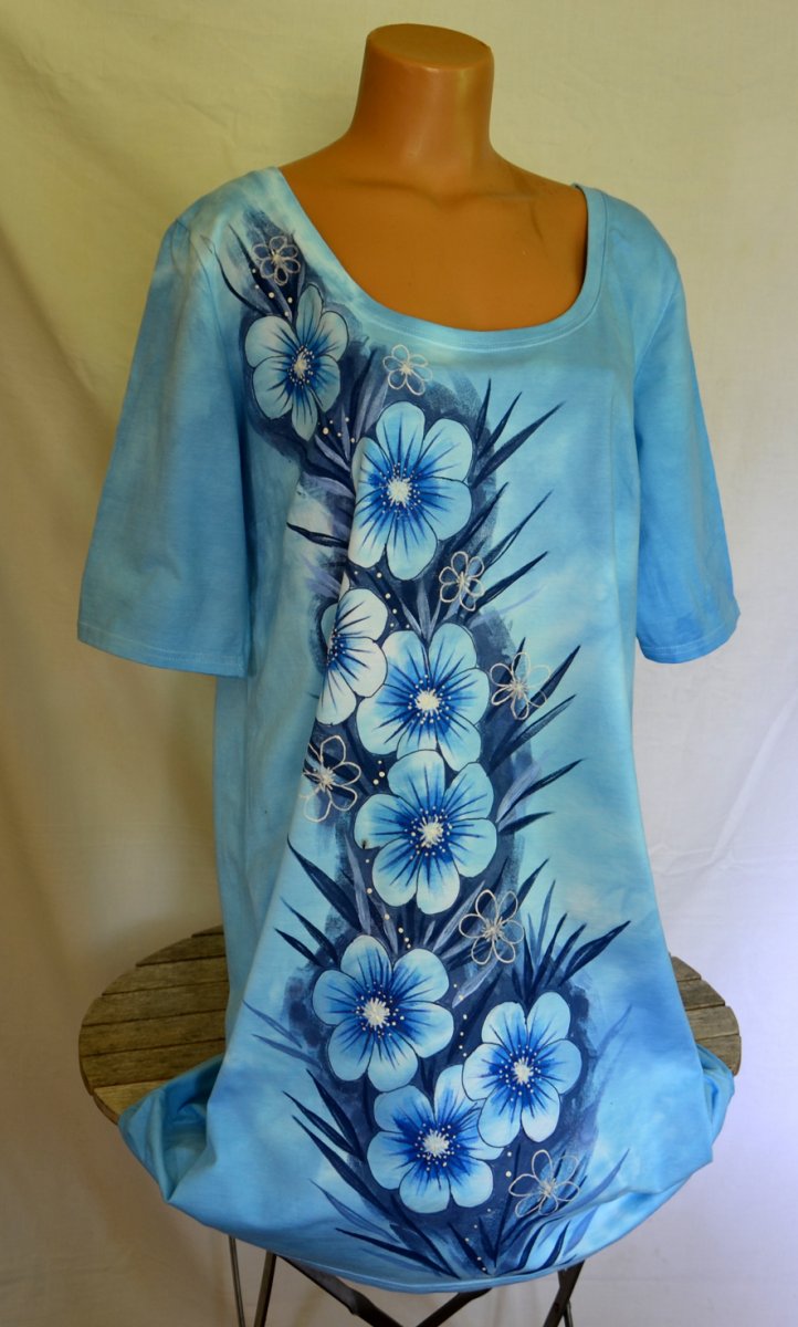 Modré batikované šaty s květy