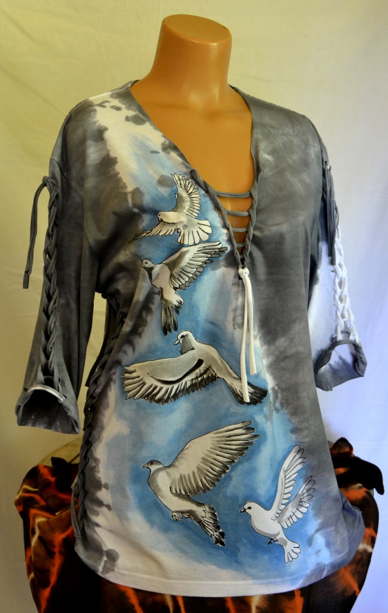 Šedé prostříhané tričko s holoubky