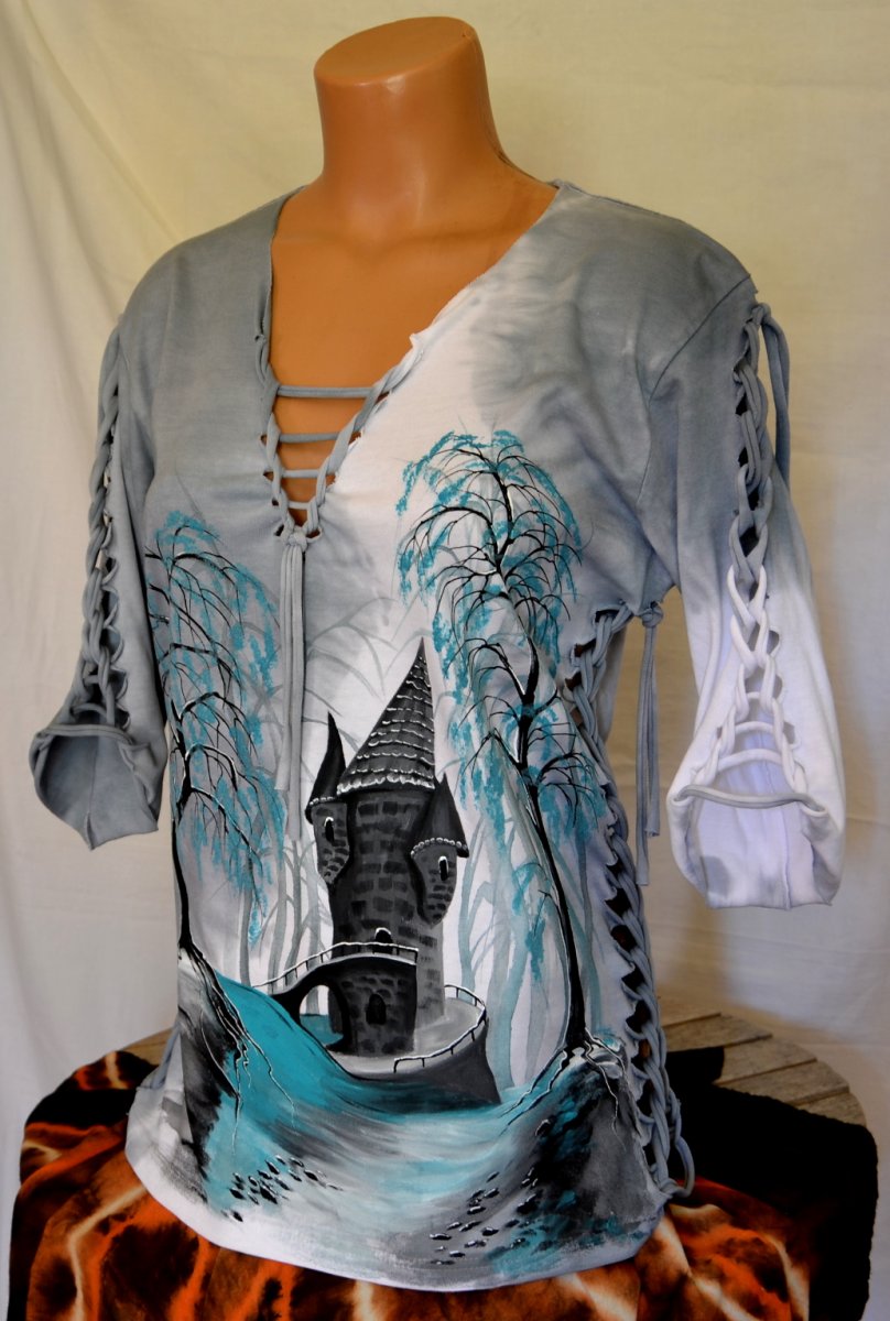 Šedé prostříhané tričko s fantasy krajinkou