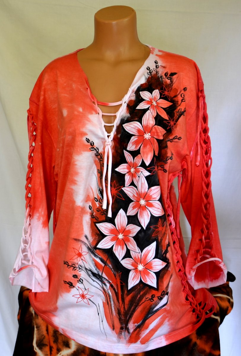 Červené tričko prostříhané s bílými květy