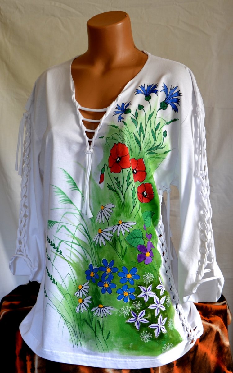 Bílé prostříhané tričko s lučními květy