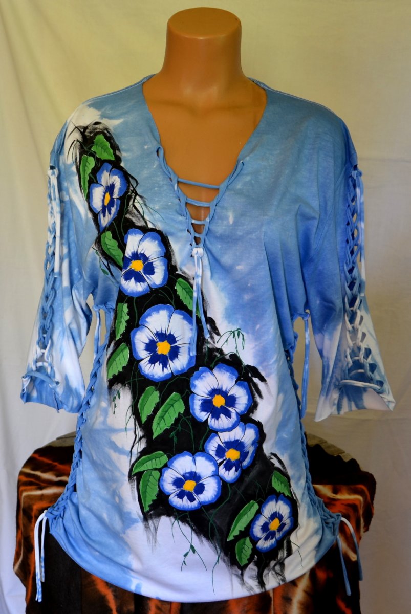 Modré prostříhané tričko s maceškami