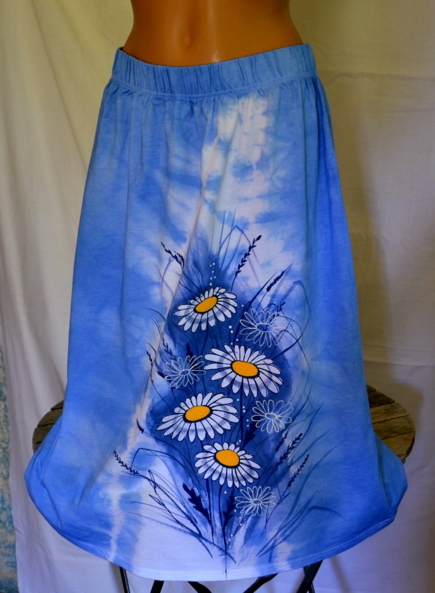 Modrá sukně s kopretinami