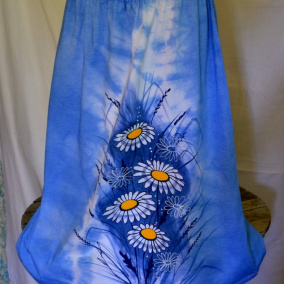 Modrá sukně s kopretinami