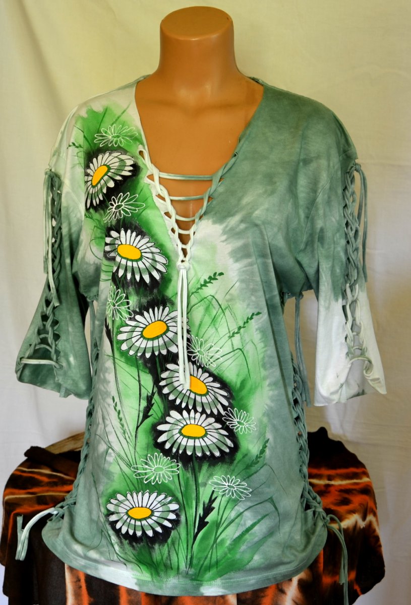 Zelené prostříhané tričko s kopretinami