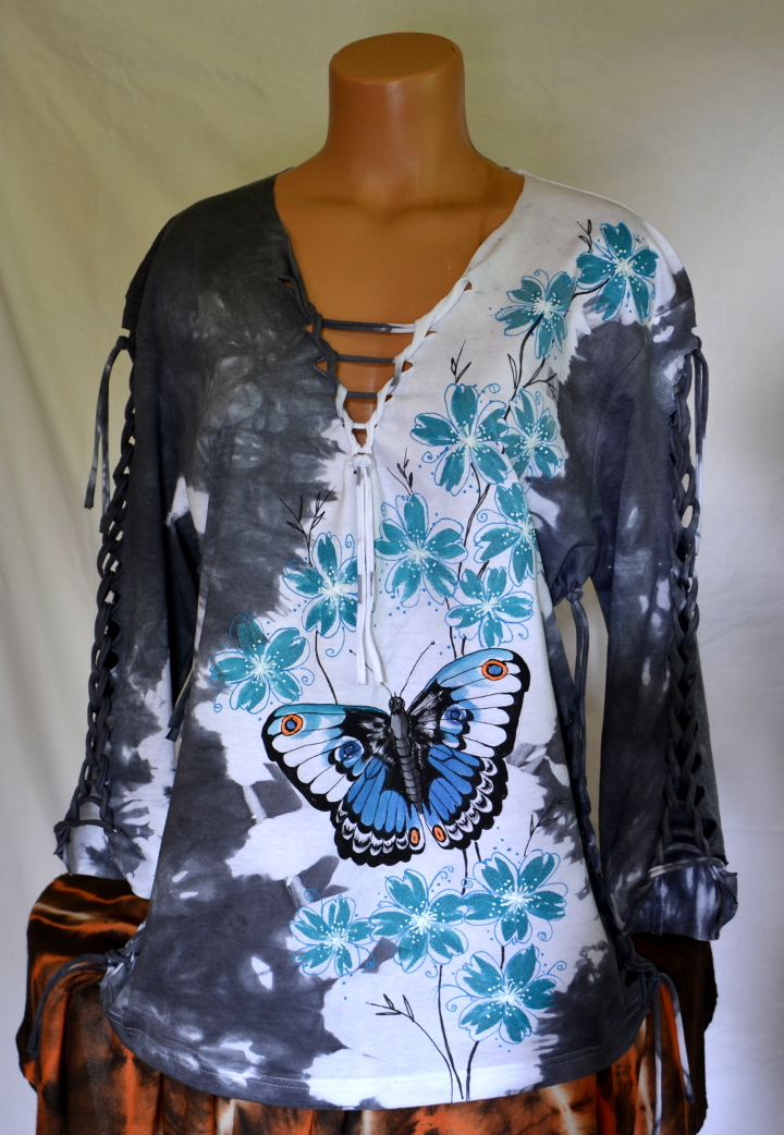 Šedé prostříhané tričko s motýlem