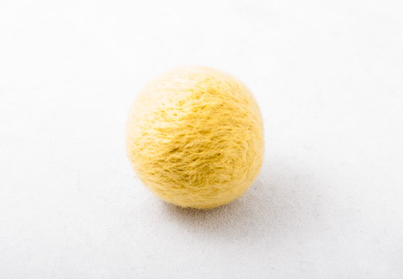 Plstěná kulička pro kočku s kozlíkem - banánová