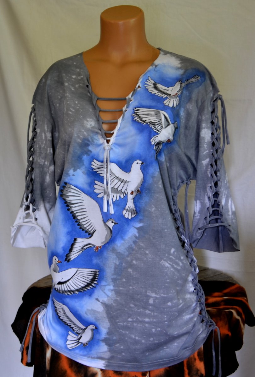 Šedé prostříhané tričko s holoubky