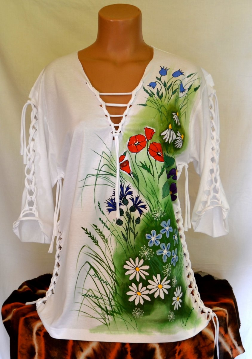 Bílé prostříhané tričko s lučními květy