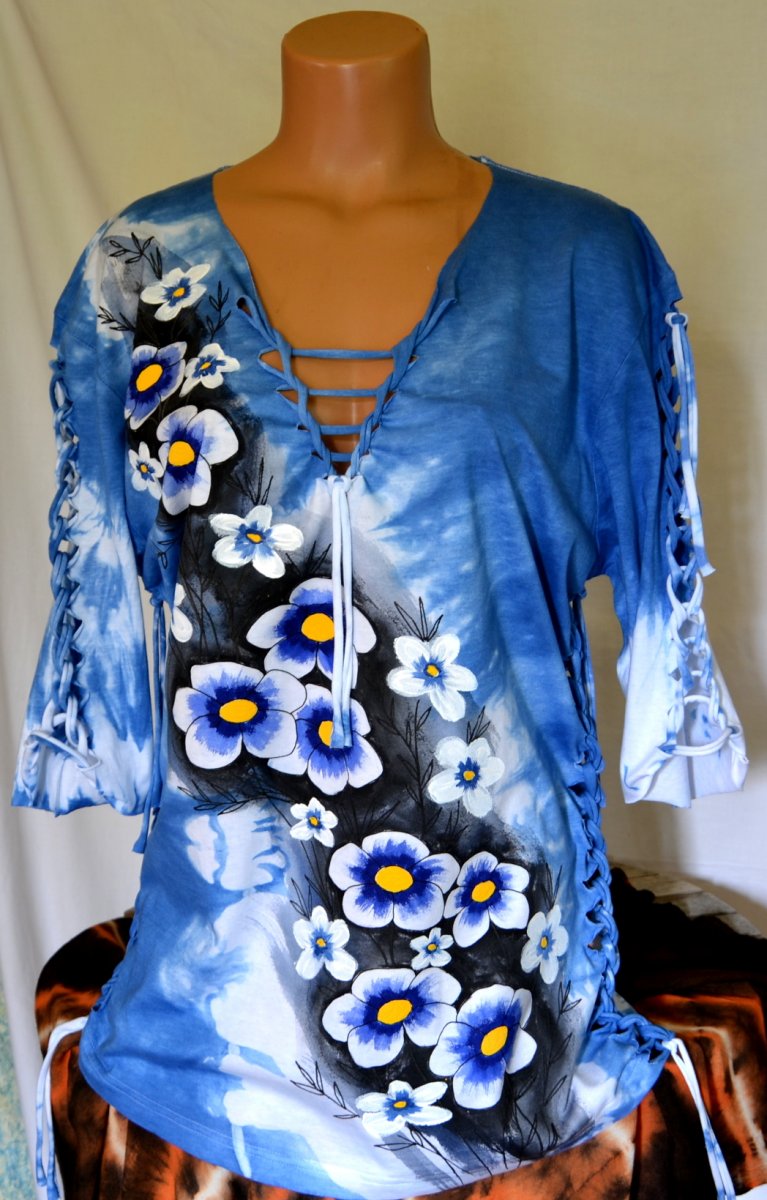 Modré prostříhané tričko s bílými květy