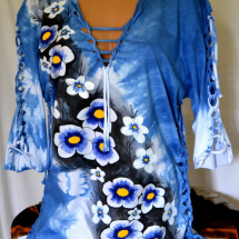 Modré prostříhané tričko s bílými květy
