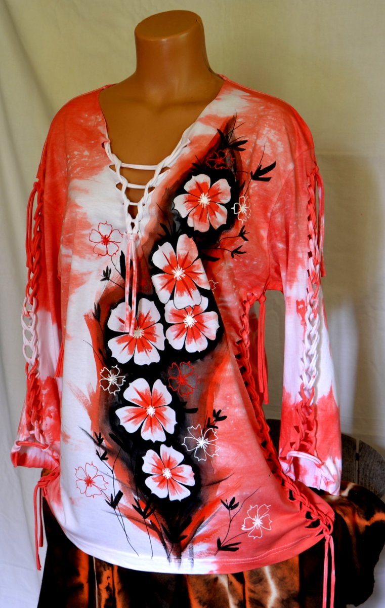 Červené prostříhané tričko s květy