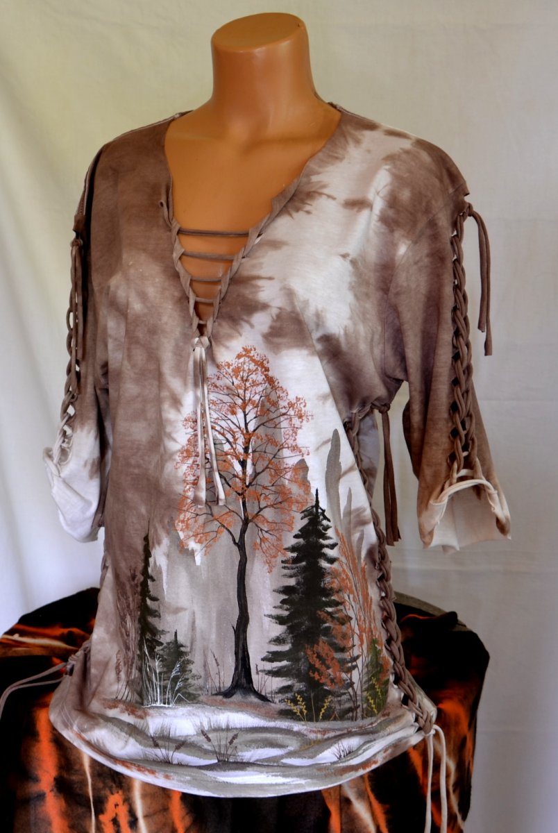 Hnědé prostříhané tričko s lesní krajinkou