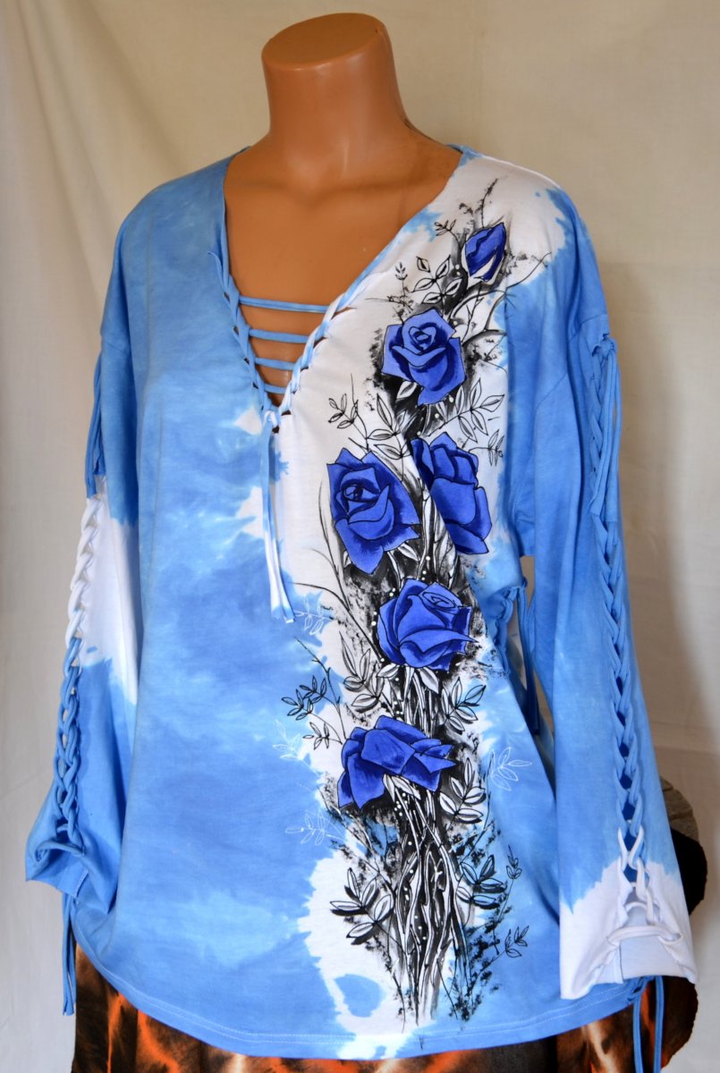 Modré prostříhané tričko s růžemi