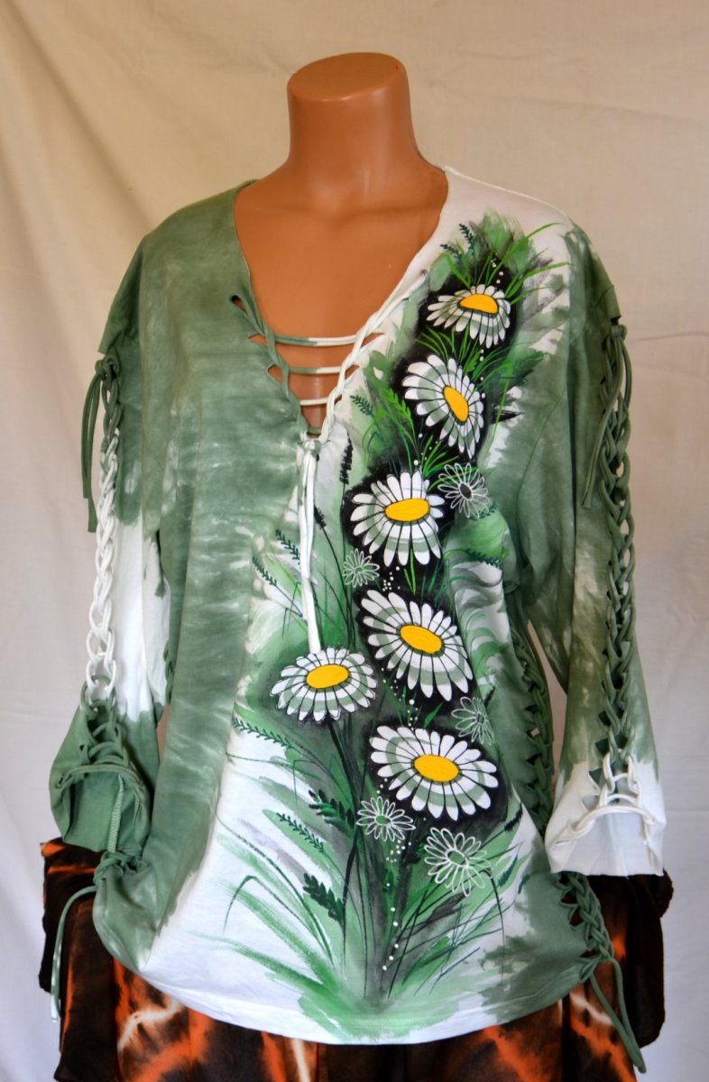 Zelené prostříhané tričko s kopretinami