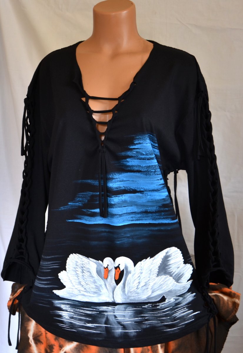 Černé prostříhané tričko s labutěmi