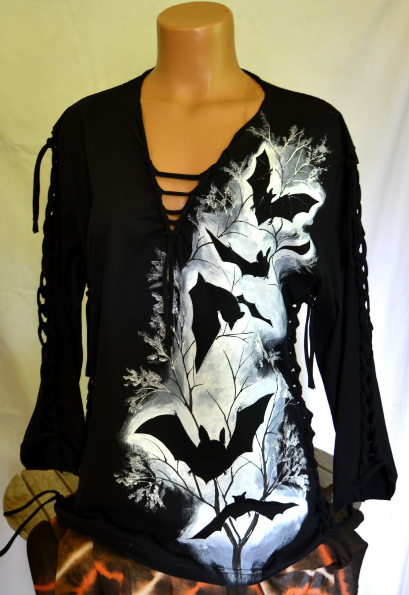 Černé prostříhané tričko s netopýry