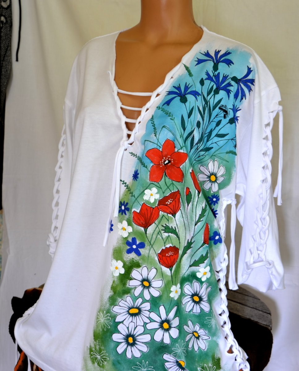 Bílé prostříhané tričko s chrpami a vlčími máky