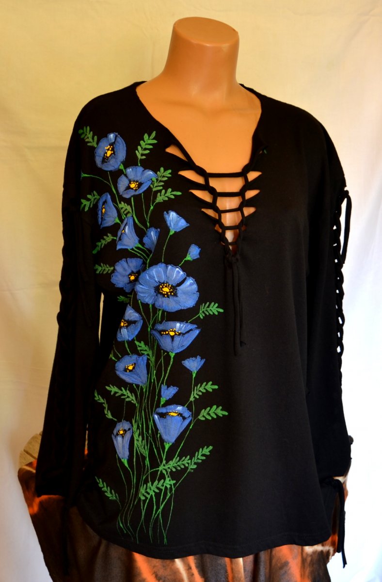 Černé prostříhané tričko s modrými květy