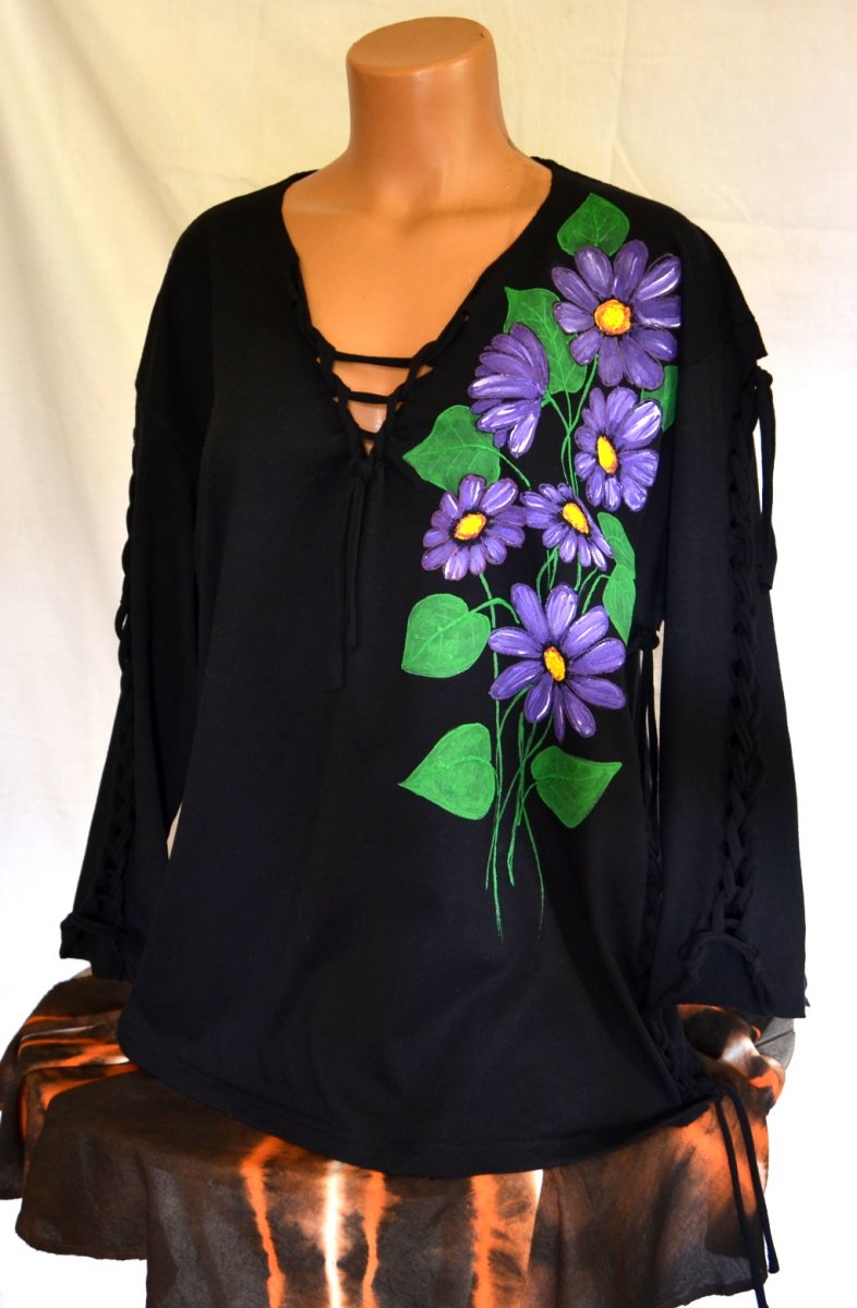 Černé prostříhané tričko s fialovými květy