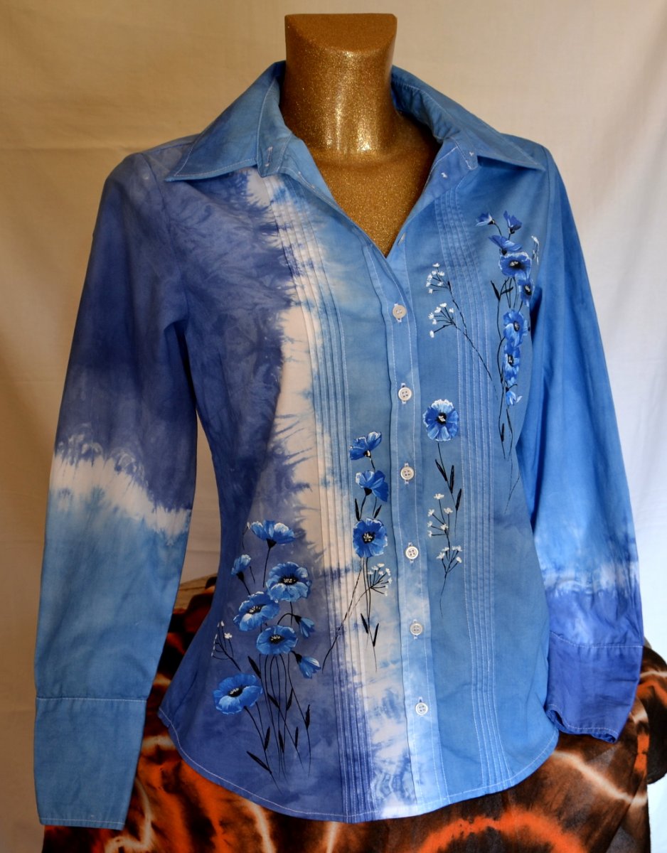 Modrá halenka s květinami