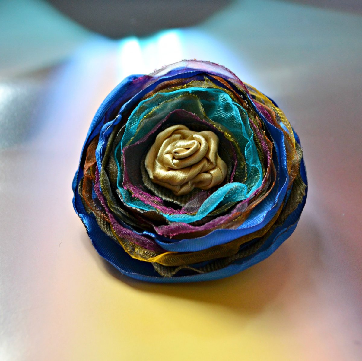 Brož i květ do vlasů Evita