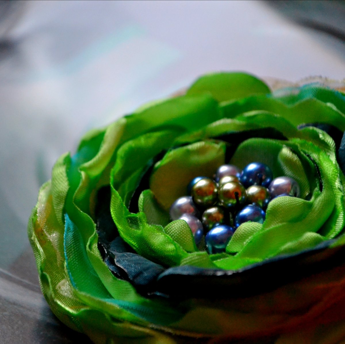 Brož i květ do vlasů Renna