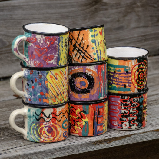 Keramické hrnky s podglazurním engobovým dekorem