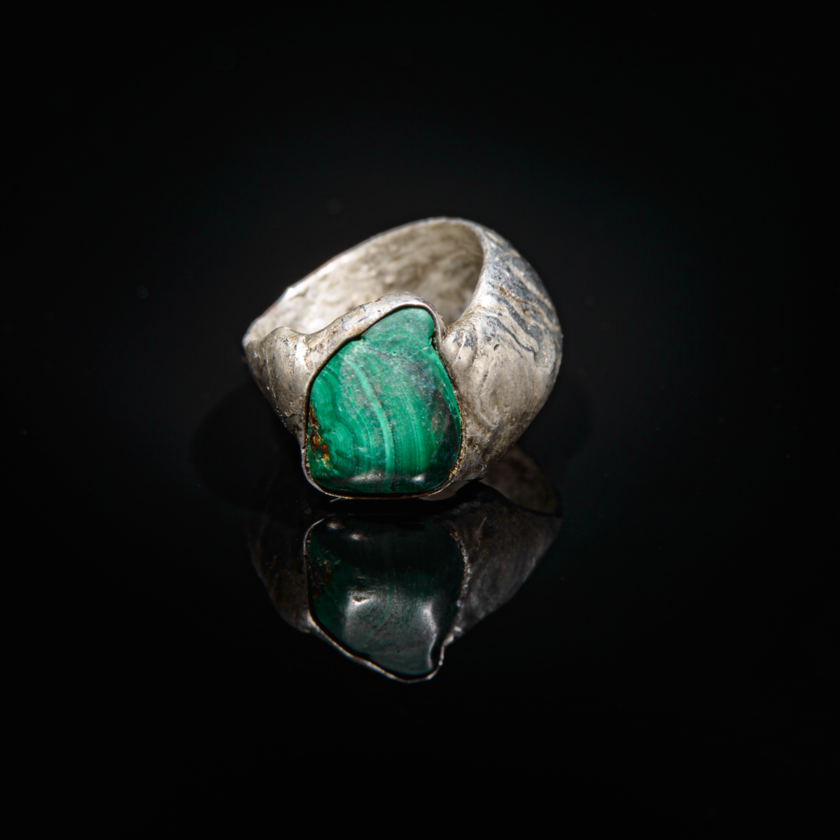 Malachit celý nakřivo