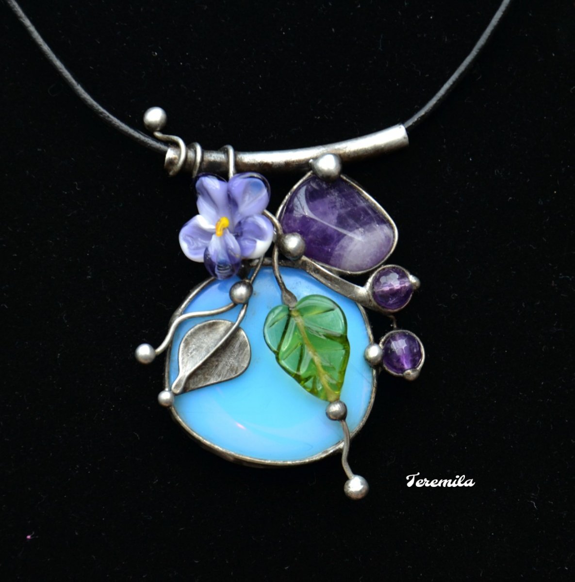 Fialka - opalit, vinutá perla