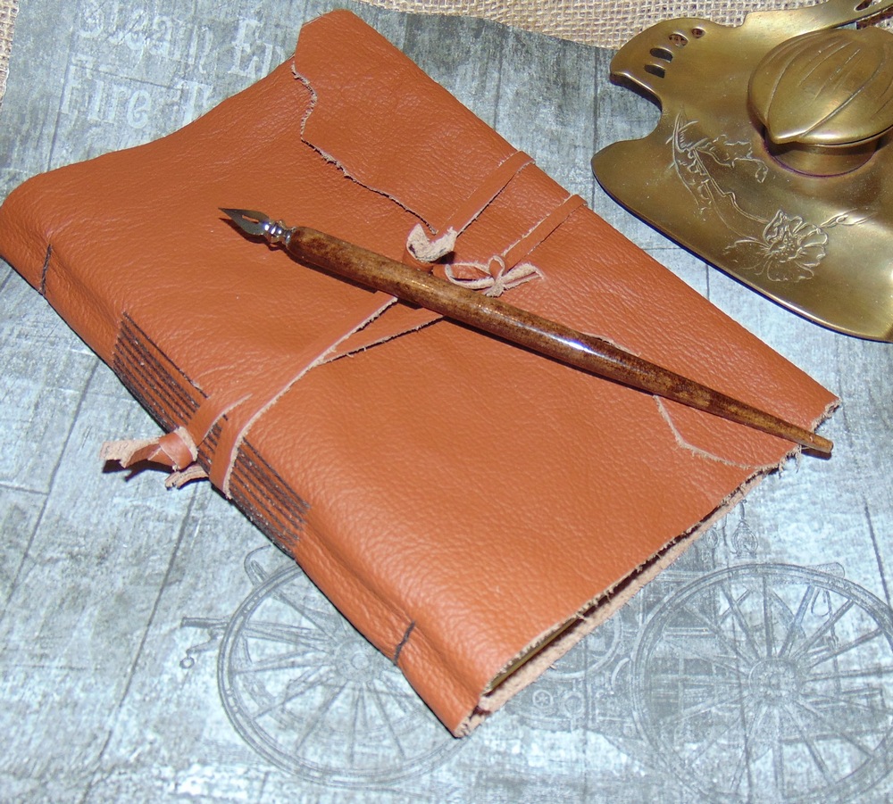 Kožený zápisník + pero z ořechového dřeva