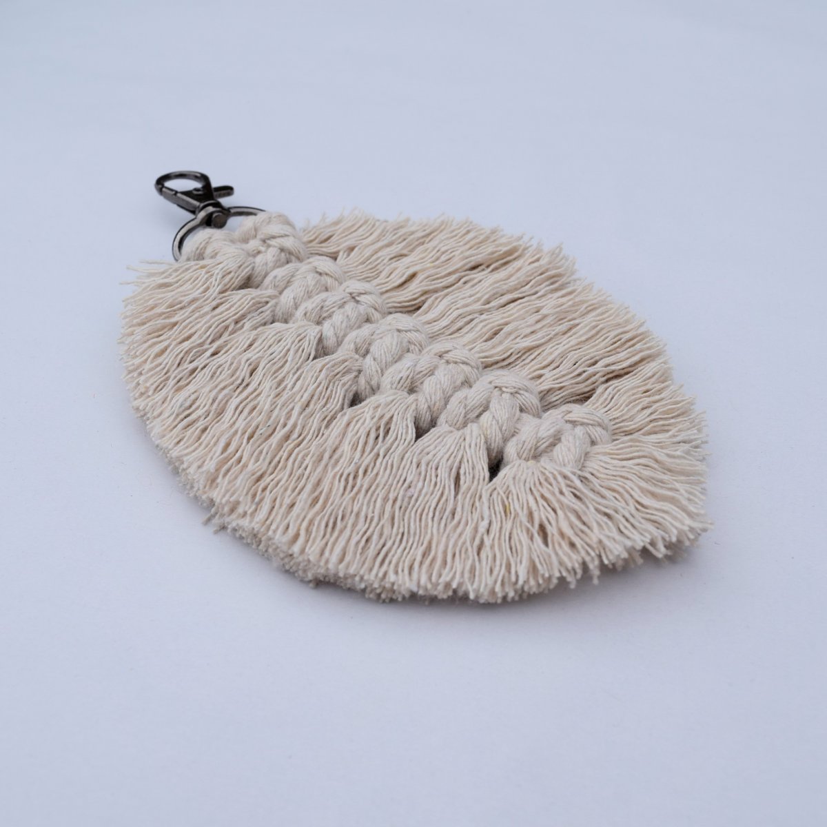 Macramé přívěsek - peříčko v přírodní barvě