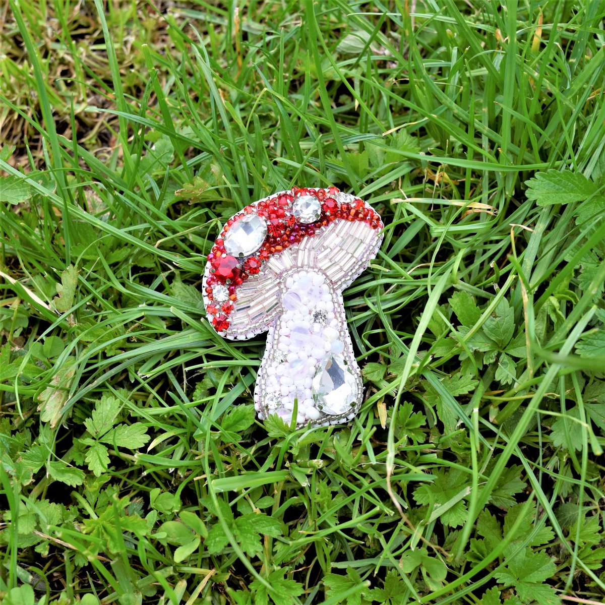 Muchomůrka - brož s broušenými korálky a kamínky