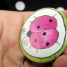 Originální přívěšek - otvírák 44mm s beruškou