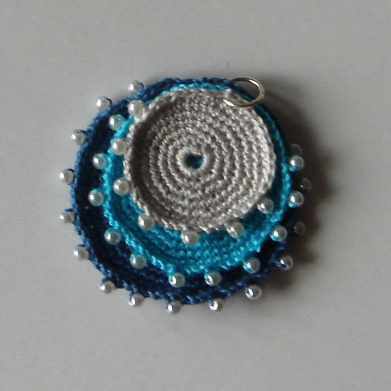 Modrá - háčkovaný přívěsek
