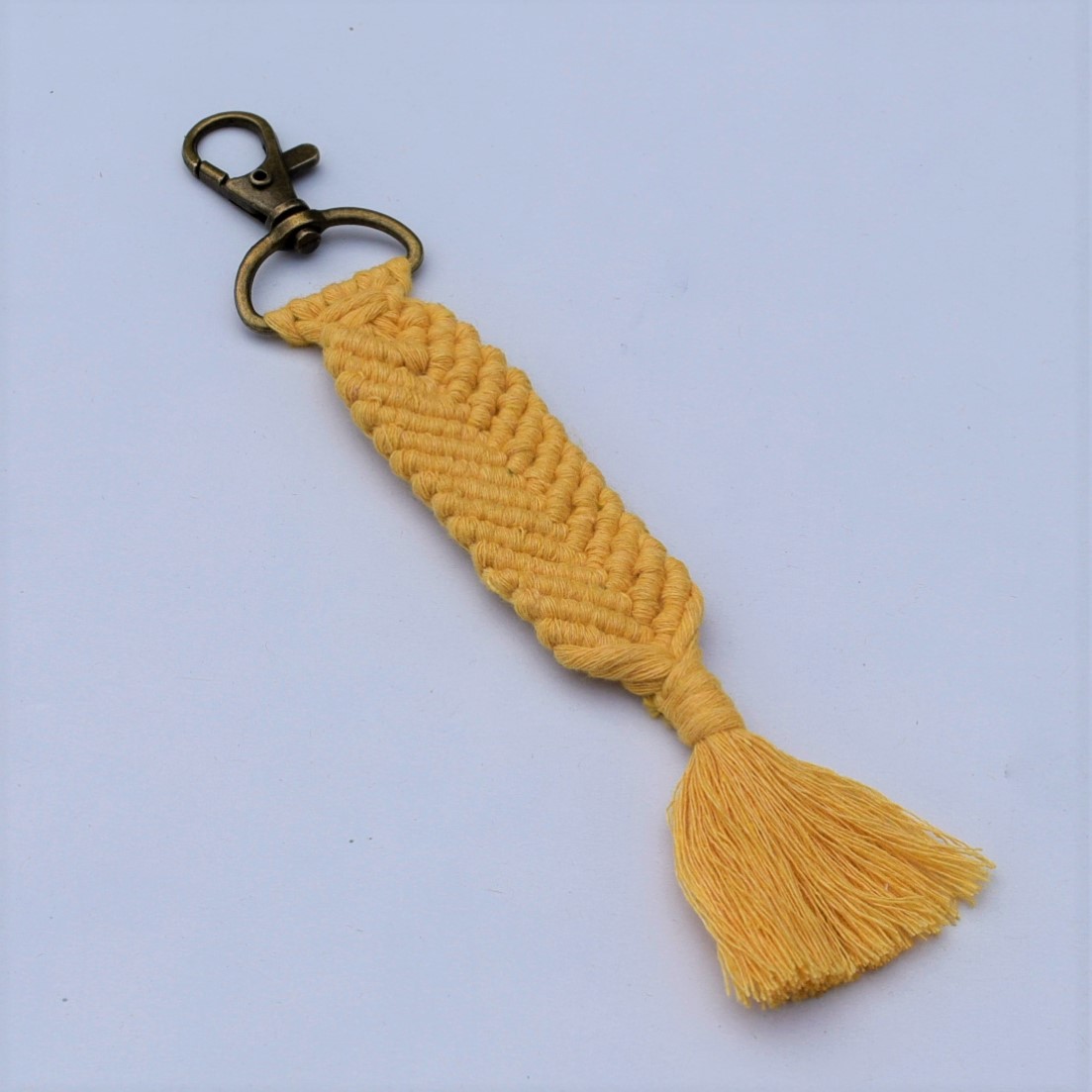 Macramé přívěsek ve žluté