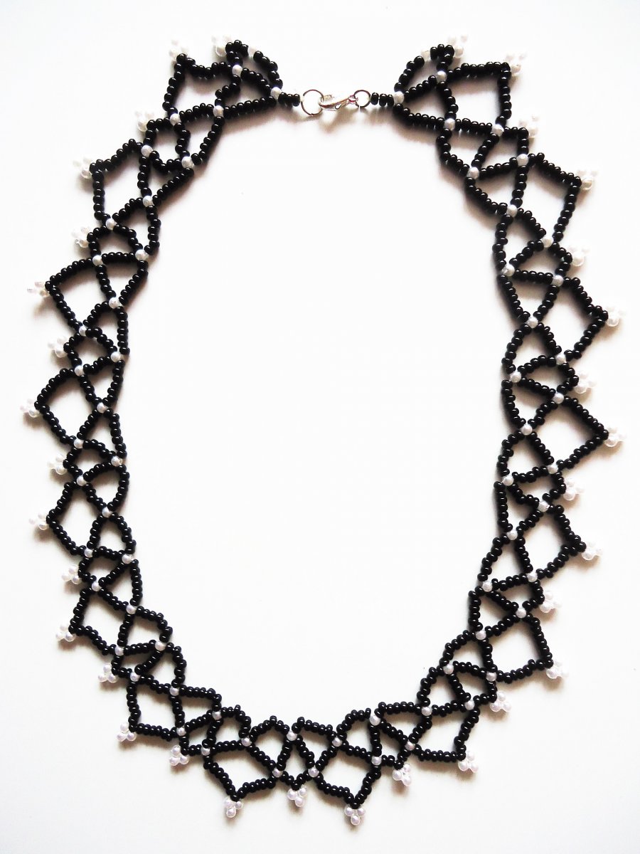 Bíločerný náhrdelník