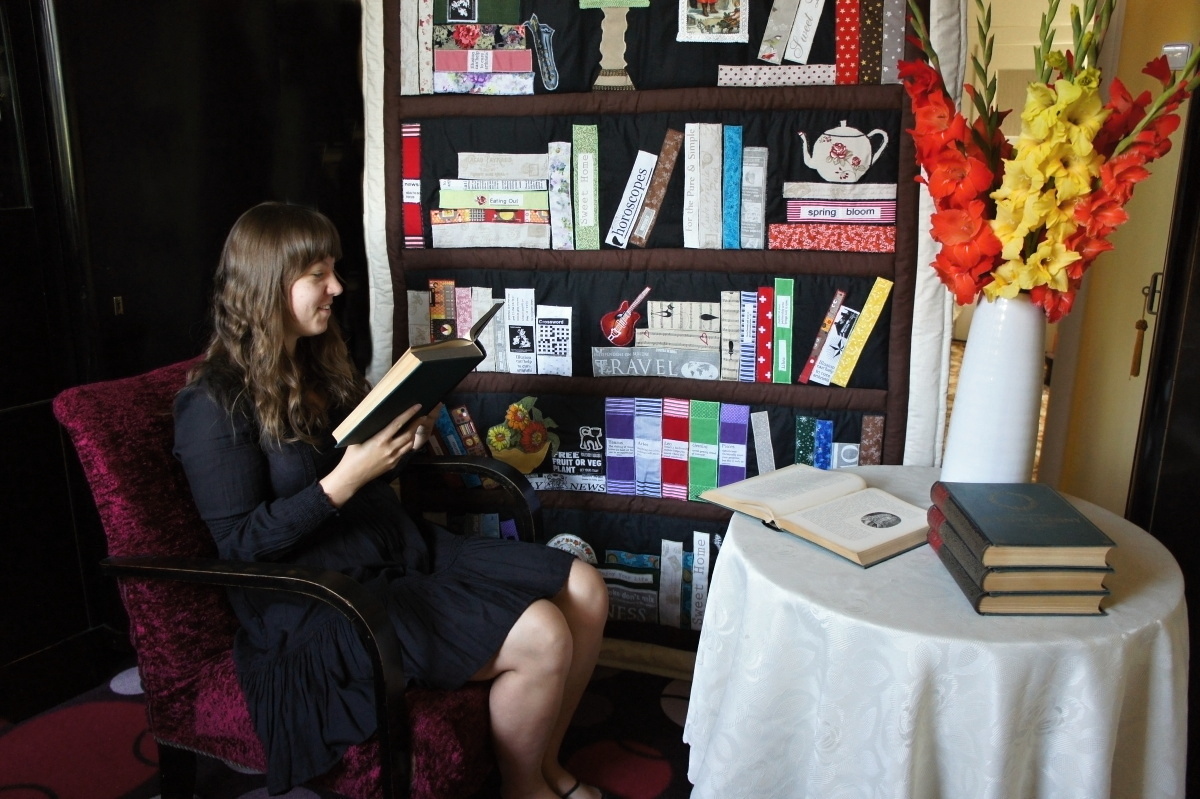 Knihovna - patchworková deka s aplikacemi