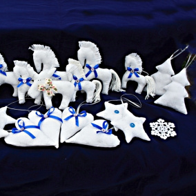 Luxusní sněhobílé vánoční ozdoby s královsky modrou