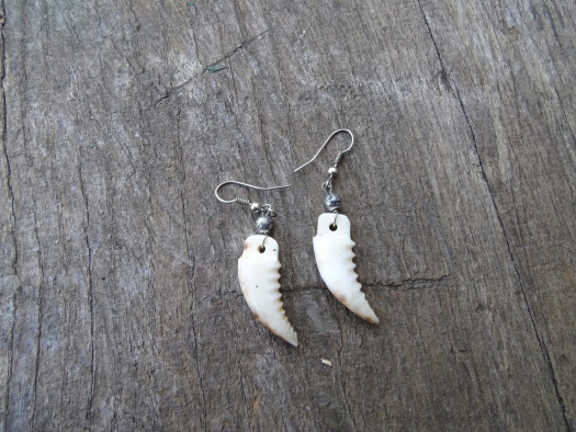 náušnice špičák plast