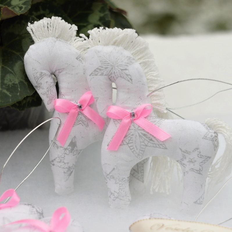 Luxusní sněhobílé vánoční ozdoby s růžovou