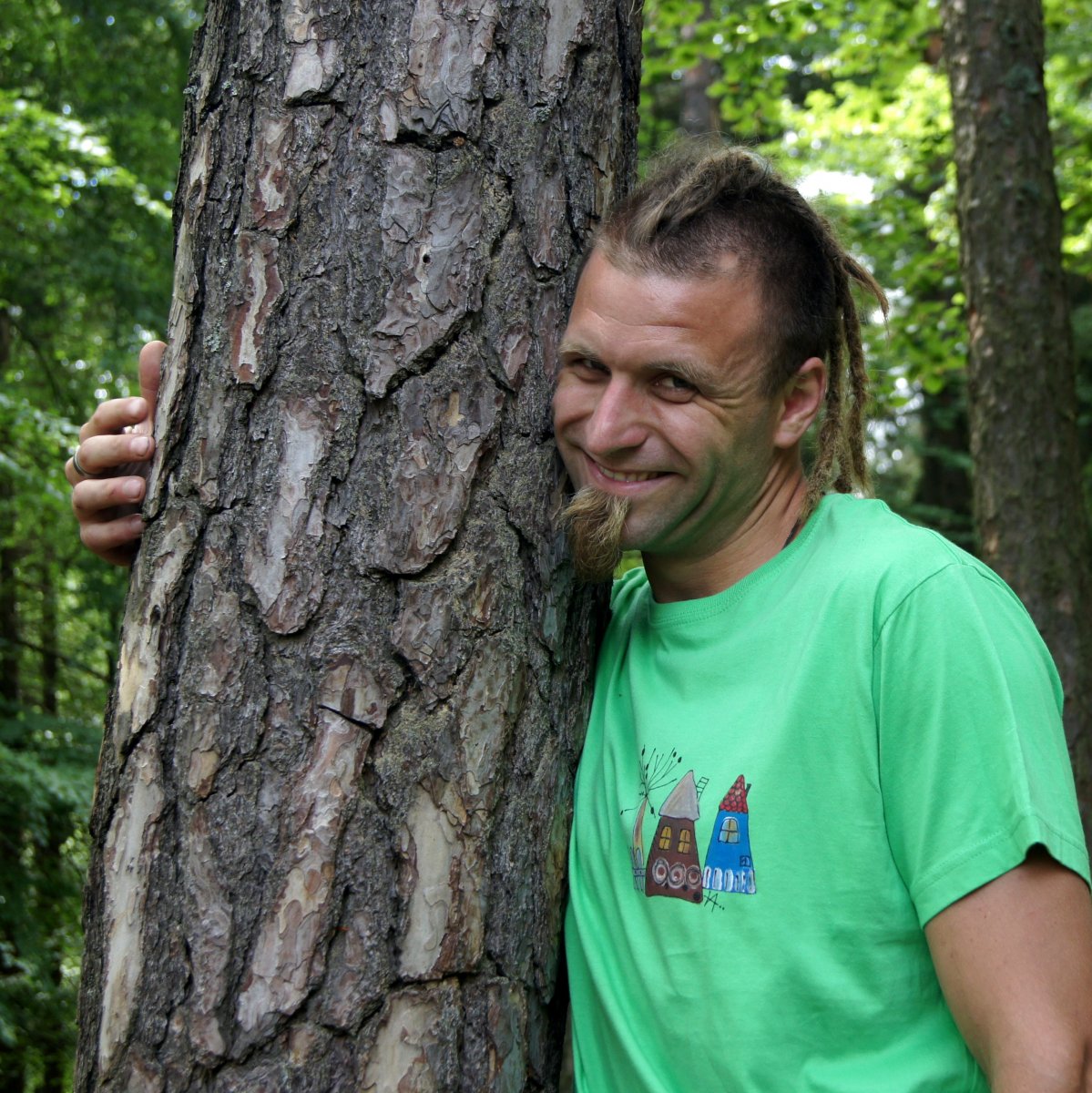 Zelené triko s městečkem XL