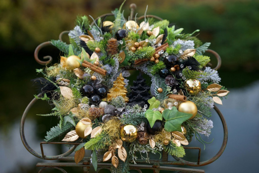 Věnec vánoční v elegantní zlaté a černé kombinaci