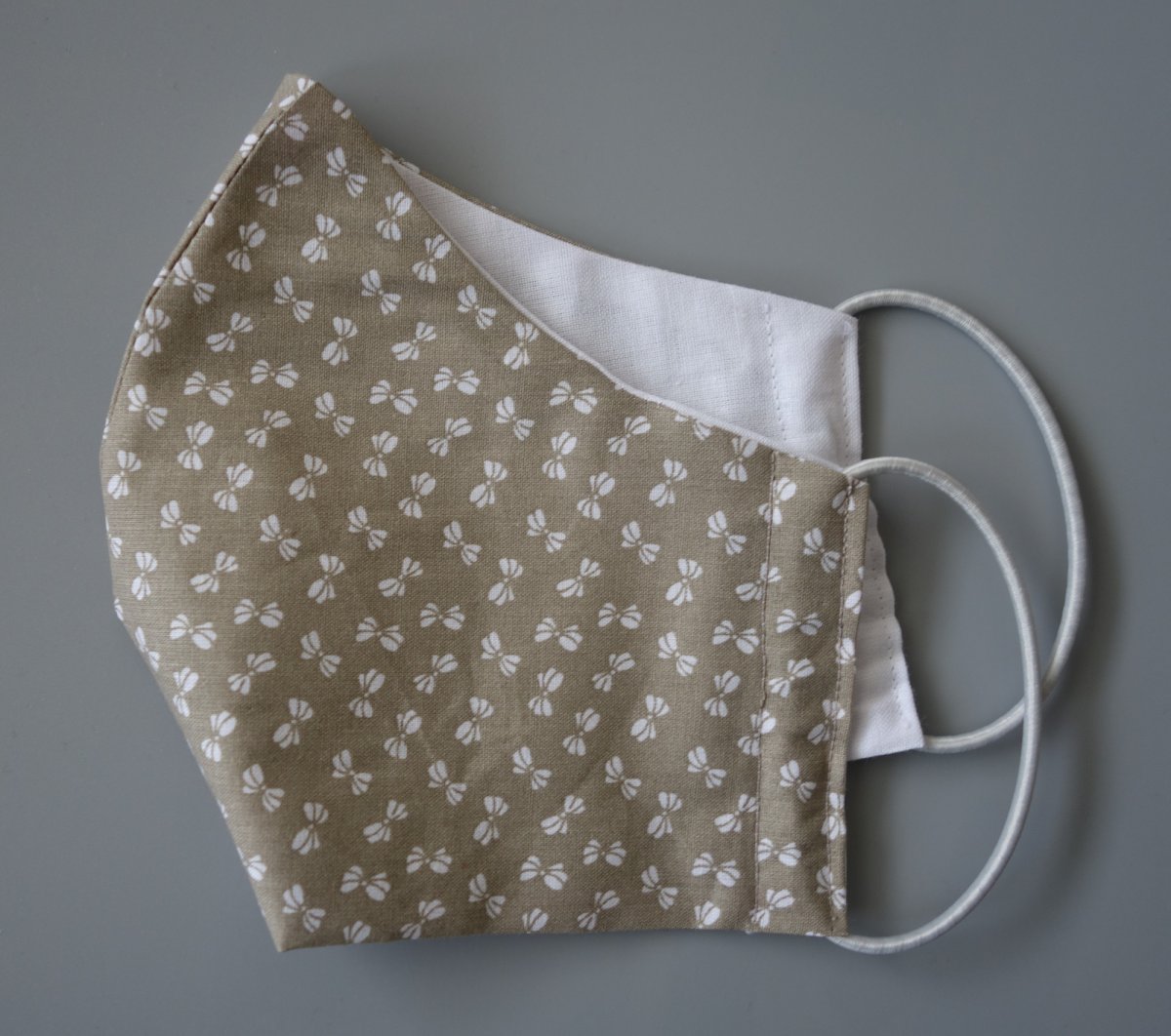 Bavlněná rouška dvouvrstvá bílé mašličky