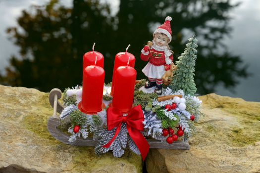 Adventní svícen na saních