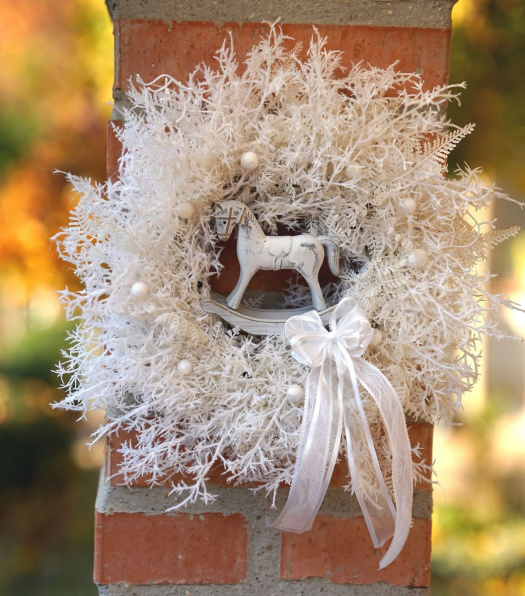 Věnec vánoční bílý s koníkem