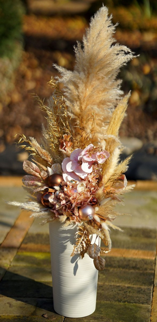 Vánoční vysoká dekorace v boho stylu z pampové trávy