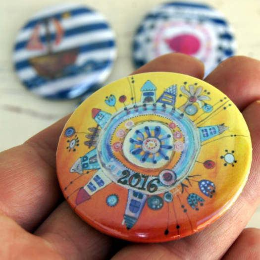 Originální buttonek s městečkem