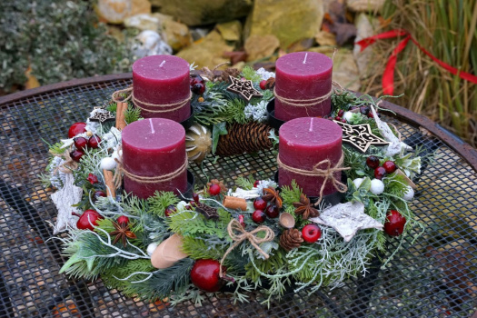 Adventní věnec na kovovém základu